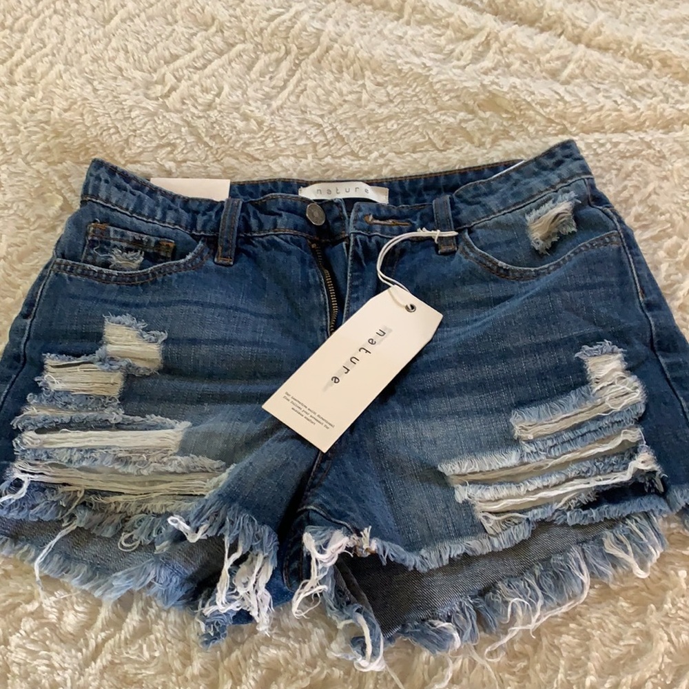 Tags have been removed but Never worn!! Distressed shorts size small